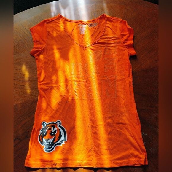 Bengals V-Neck T-Shirt with Logo - Size: Large "Kiss Me I'm A Fan"   (0937) - Picture 1 of 5